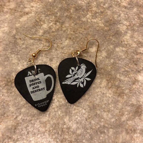 unif jewelry bayside guitar